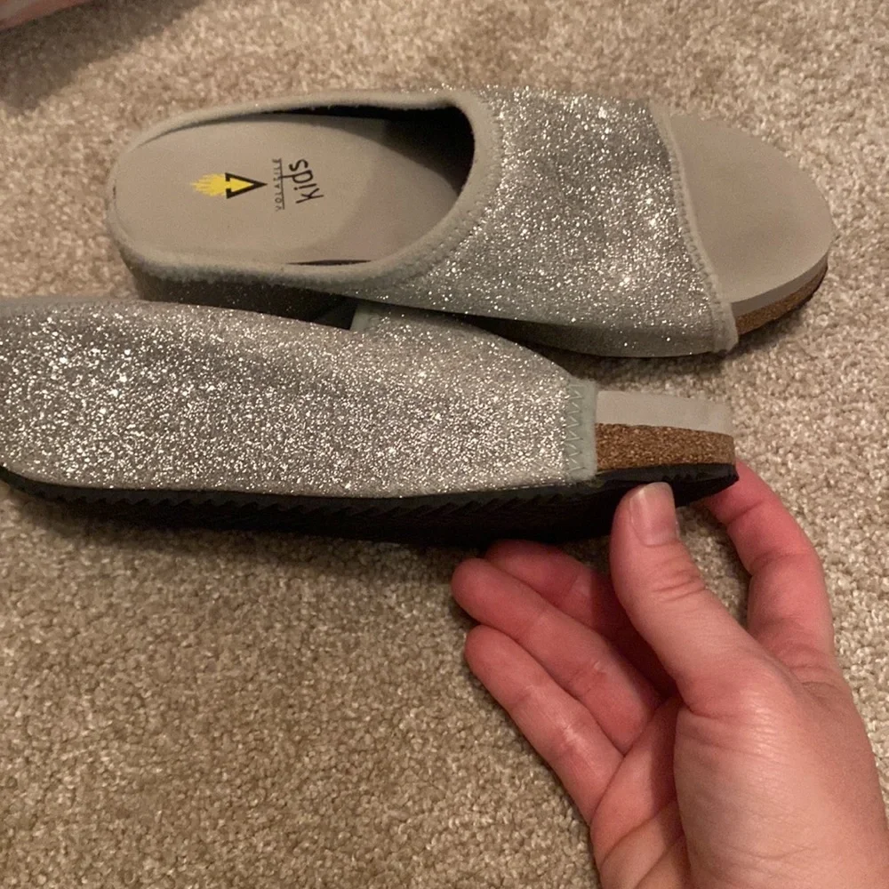 Girls Volatile Slip ons. - Picture 3 of 6